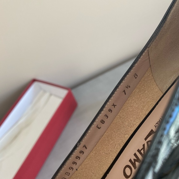 (SOLD) Salvatore Ferragamo Vara Bow Patent Leather Pumps - Picture 8 of 9